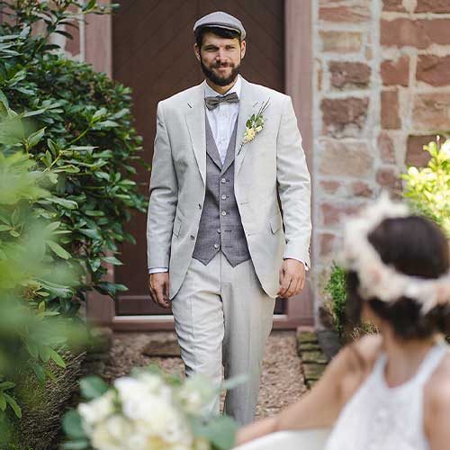 Bräutigam im Boho-Hochzeitsanzug nach Maß
