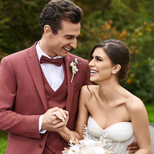 Bräutigam in schwarzem Hochzeitsanzug nach Maß